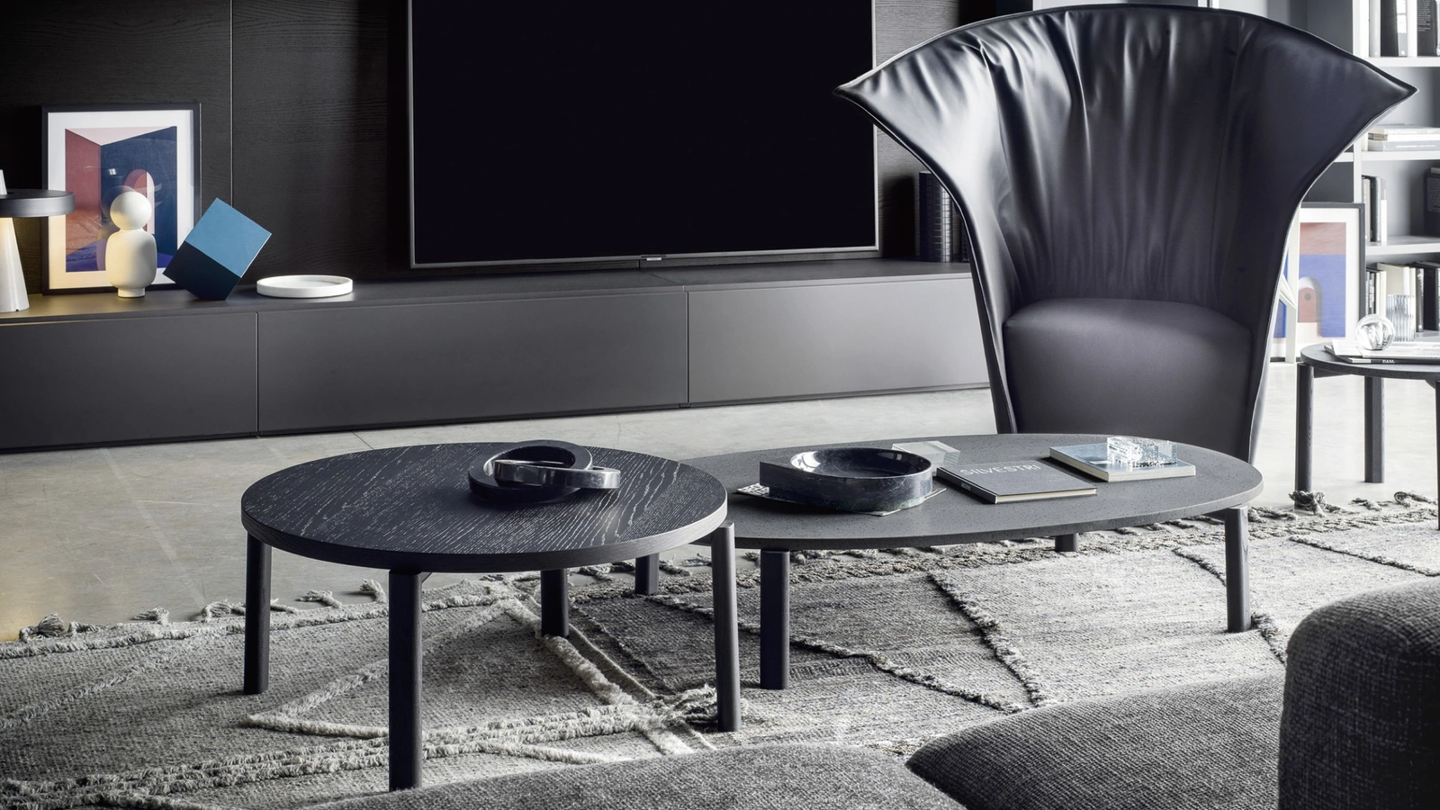 Tavolino rotondo in legno e ovale in pietra lavica Fly di Novamobili