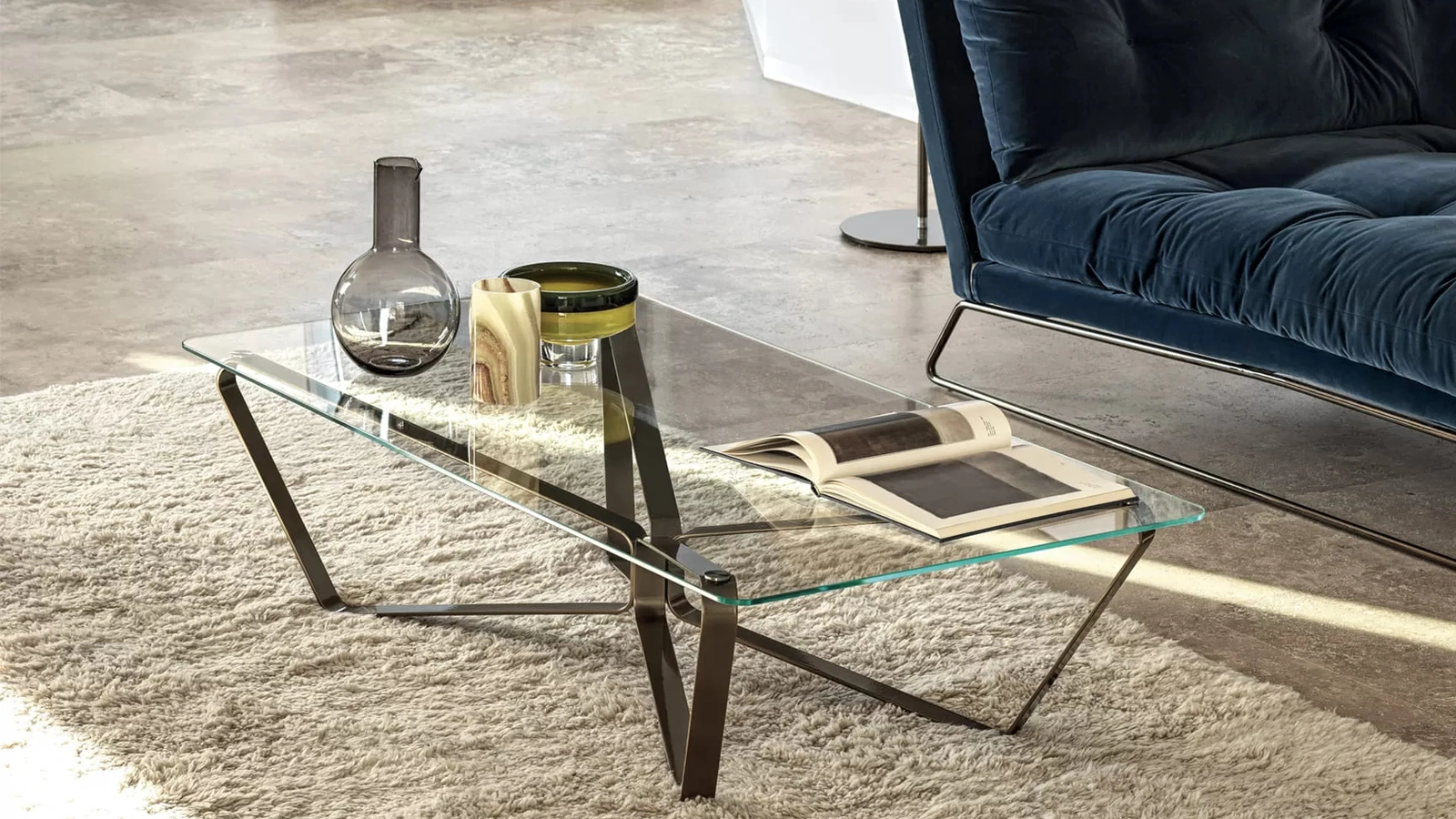 Tavolino Loop con top in cristallo e base in acciaio laccato di Bontempi