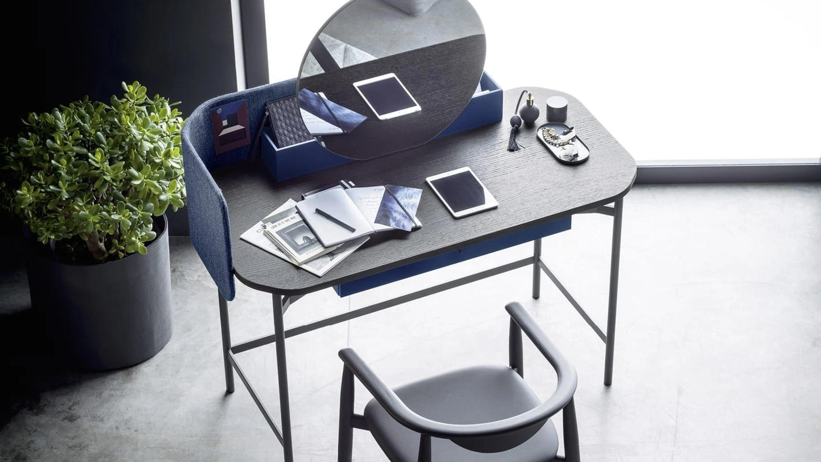 Scrittoio Ninfea in legno e metallo di Novamobili