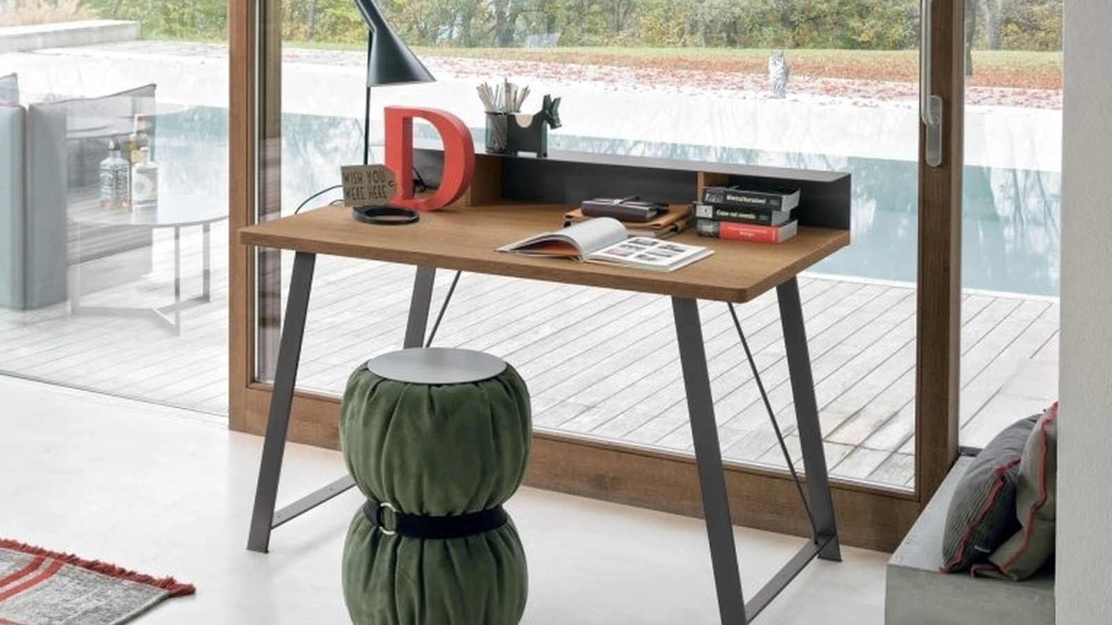 Scrittoio Atlante con piano in materico nodato chiaro e struttura metallo antracite di Tomasella