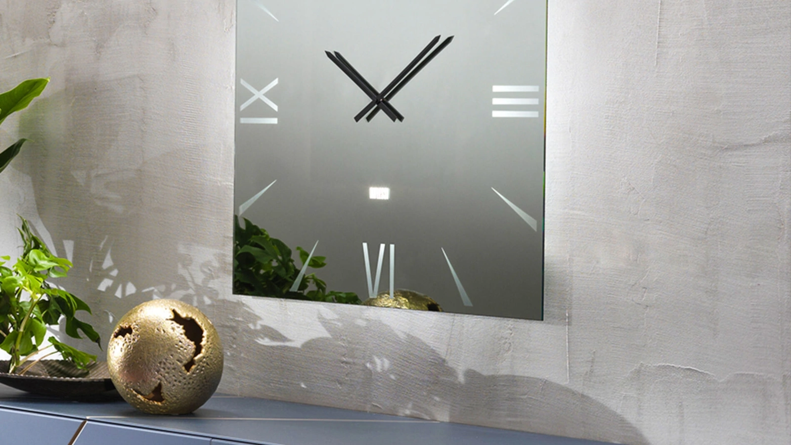 Orologio da muro realizzato in cristallo specchiante fumé serigrafato Skyline di Riflessi