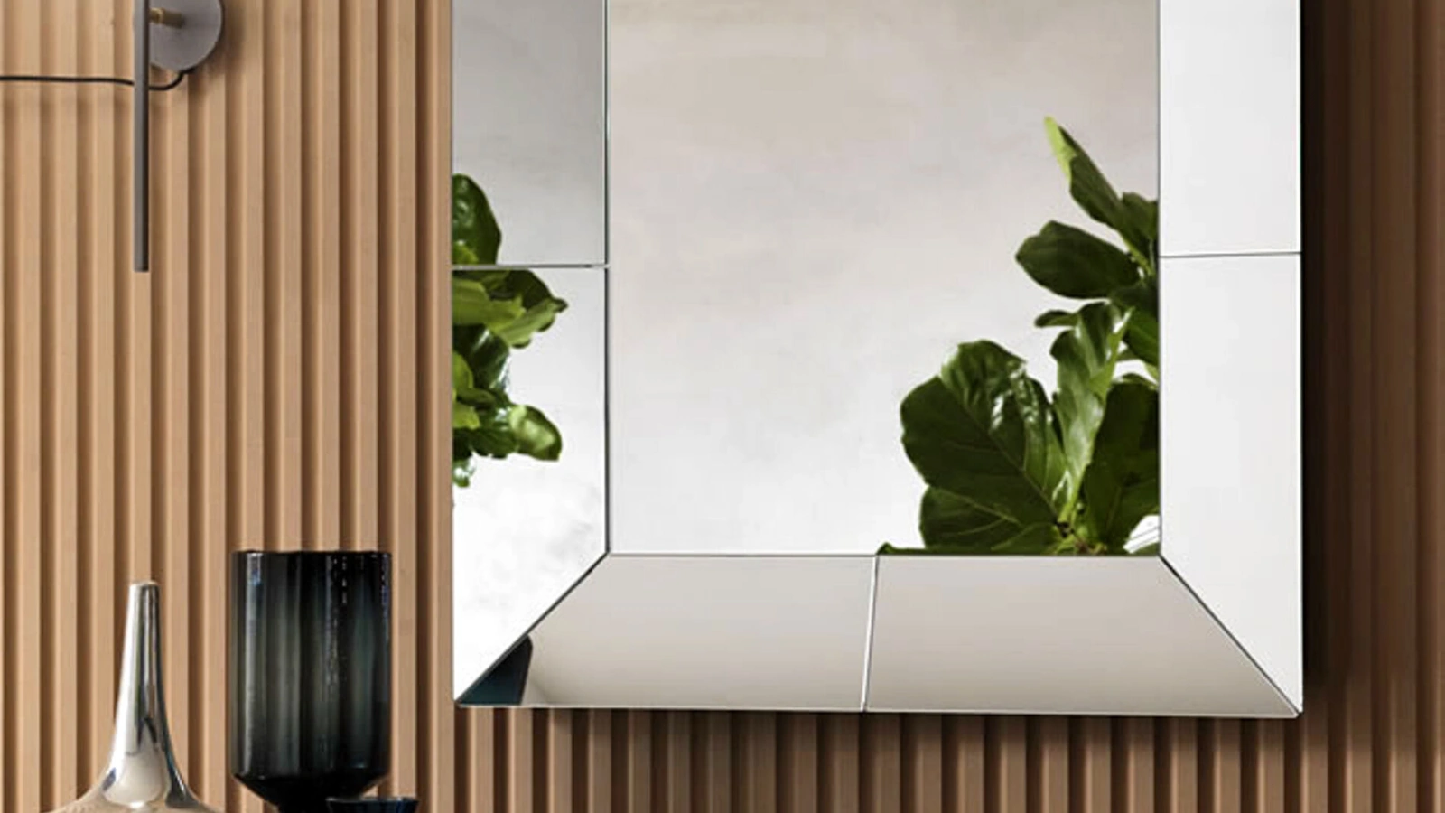 Specchio con cornice inclinata in cristallo specchiante Cube di Riflessi