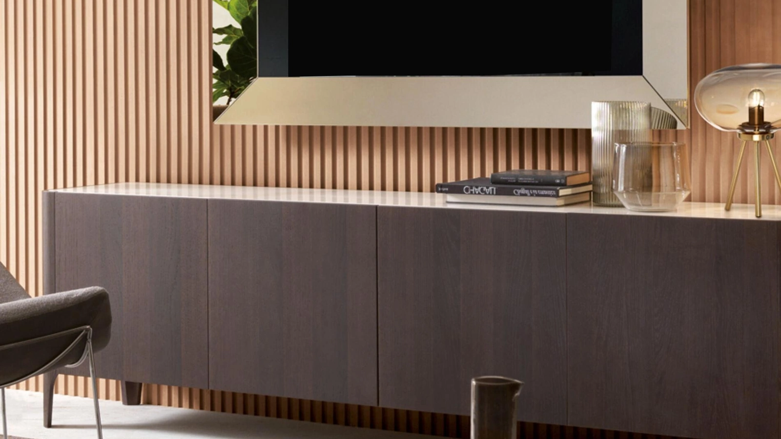 Specchio da parete Mirror TV con cornice in cristallo e alloggio per TV di Riflessi