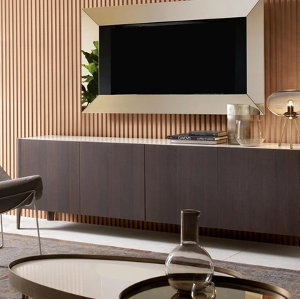 Specchio da parete Mirror TV con cornice in cristallo e alloggio per TV di Riflessi