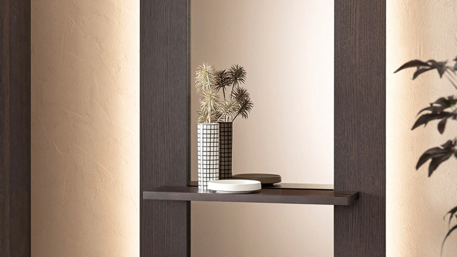 Specchio Sibilla con cornice in legno e mensola di Riflessi