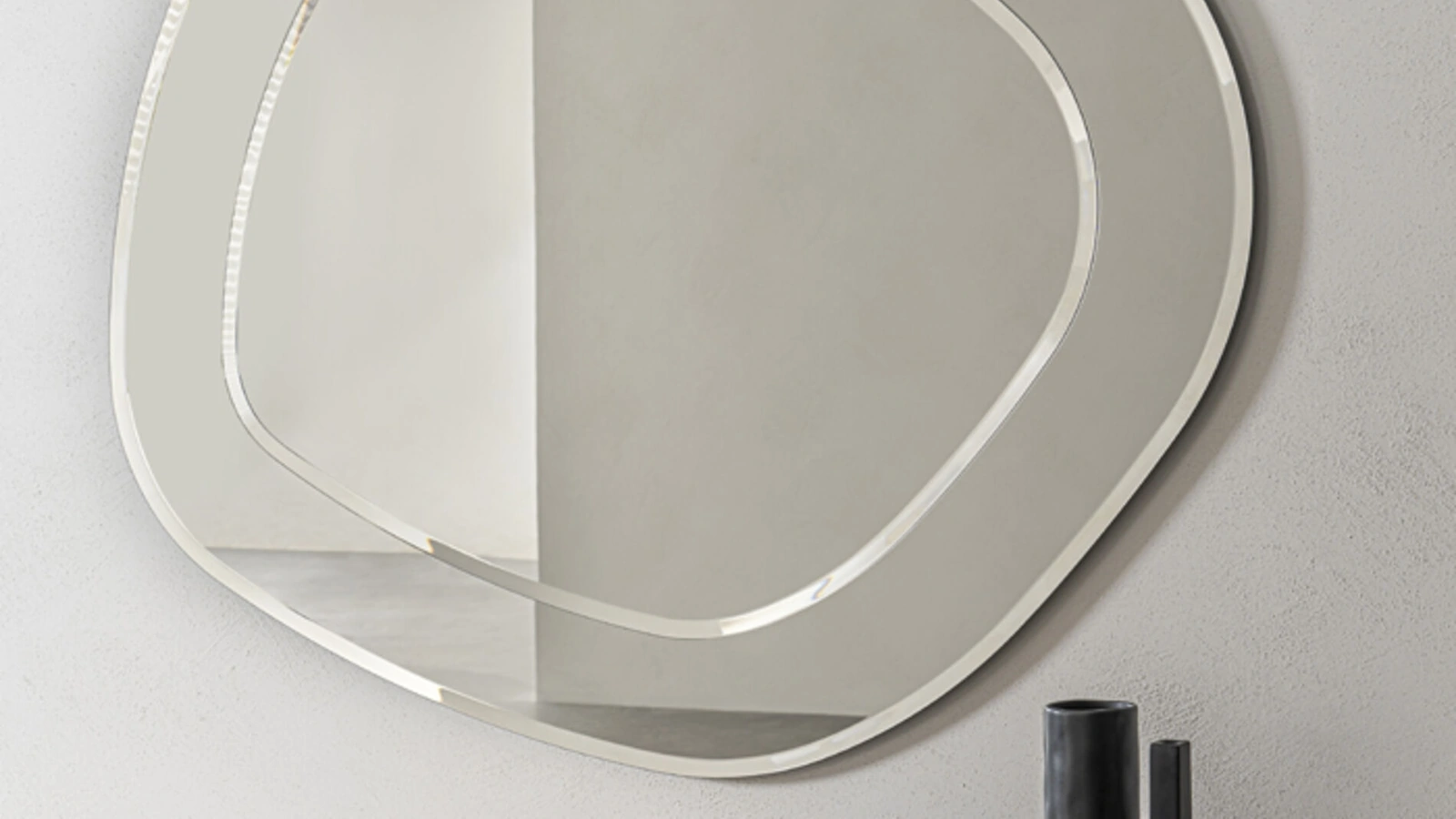 Specchio sagomato bisellato composto da due superfici specchianti sovrapposte, una in cristallo specchiante e una in cristallo specchiante fumé Sirmione di Riflessi