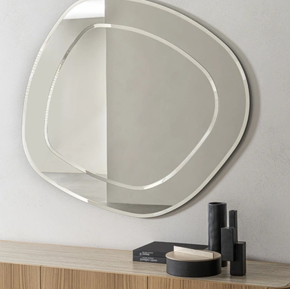 Specchio sagomato bisellato composto da due superfici specchianti sovrapposte, una in cristallo specchiante e una in cristallo specchiante fumé Sirmione di Riflessi