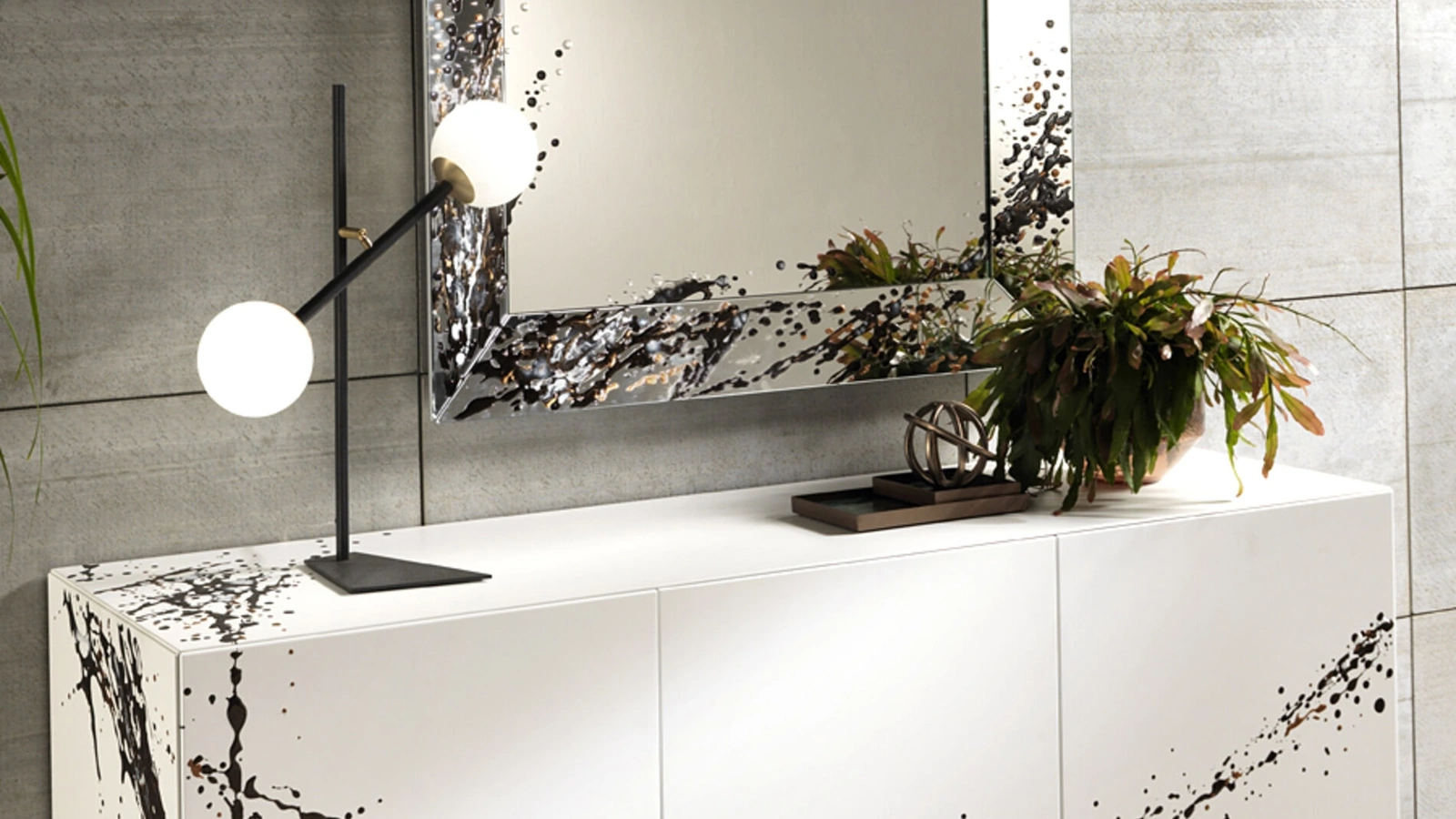 Specchio con cornice in cristallo inclinato con decorazione a rilievo Trapezio Art di Riflessi