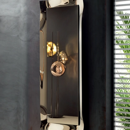 Specchio Viva con cornice specchiante curvata di Riflessi