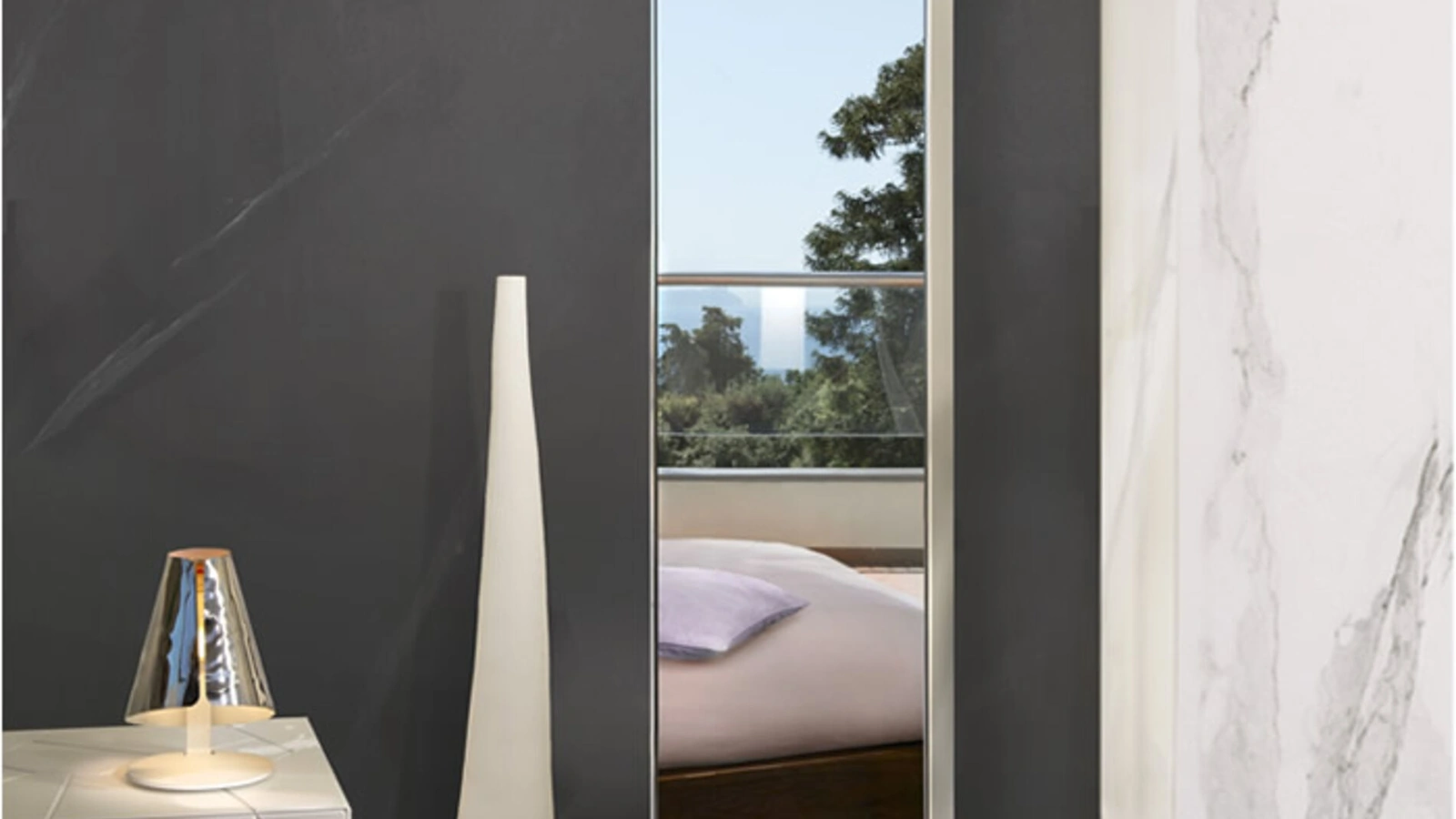 Specchio da terra girevole e bifacciale con struttura in metallo Voilà di Riflessi