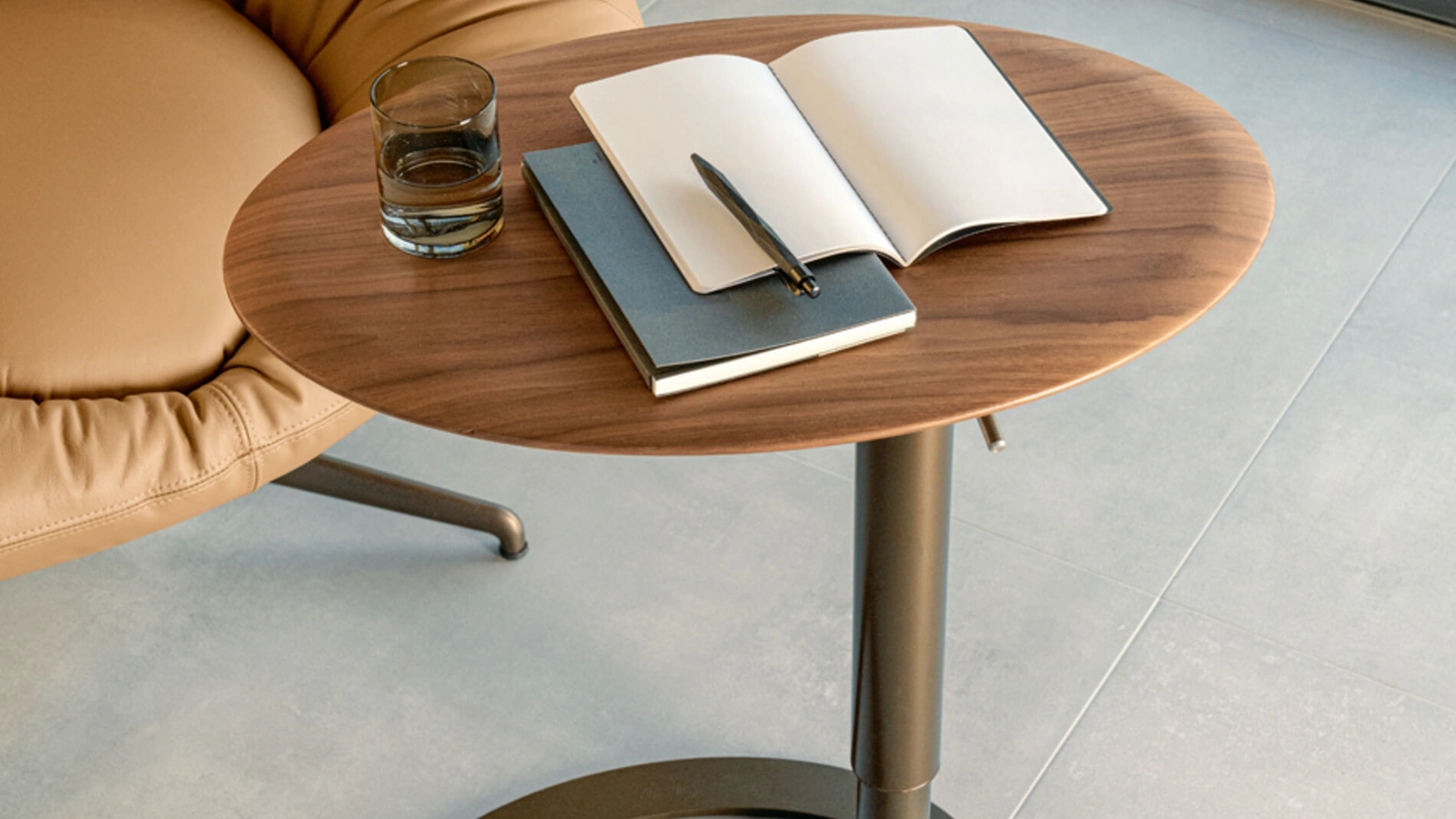 Tavolino ad altezza regolabile Tek con piano in legno di Riflessi