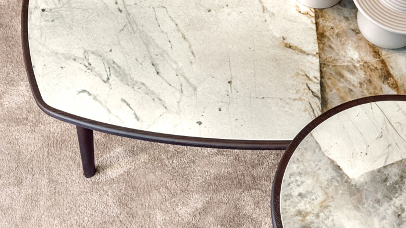 Tavolino Wood in legno massello con top in ceramica di Riflessi