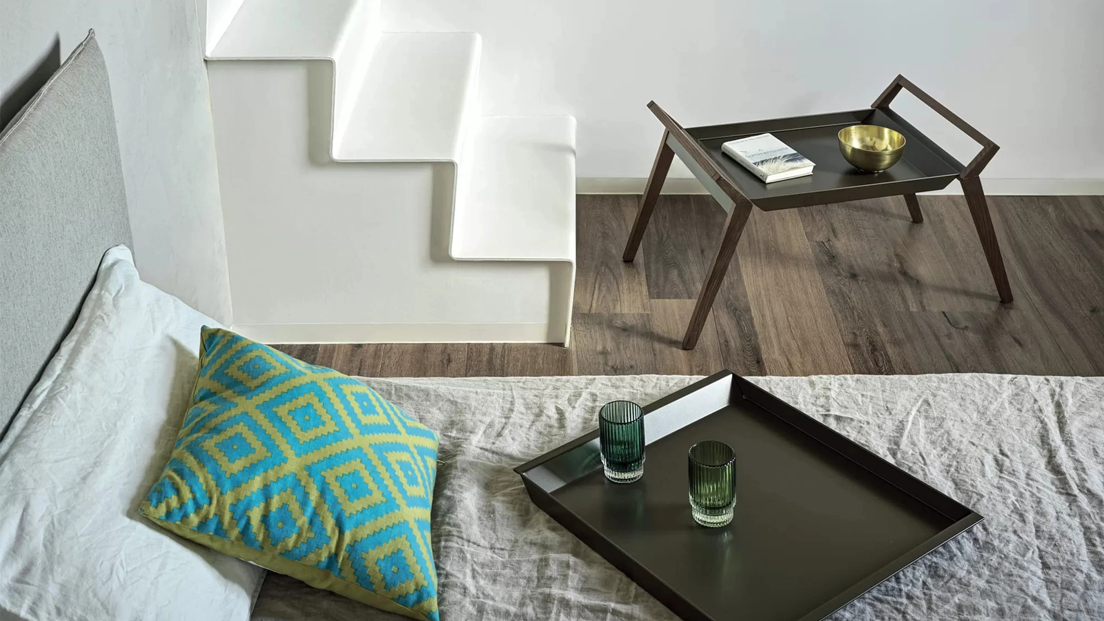 Tavolino Tiffany con top in acciaio laccato e base in legno massello di Bontempi