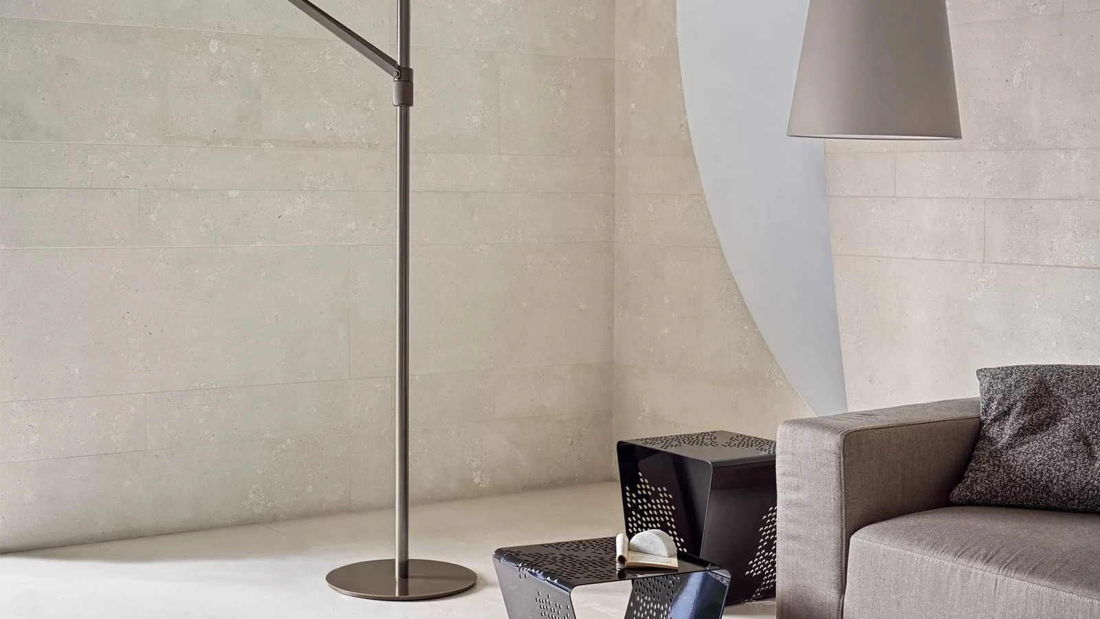 Lampada da terra Cloe con paralume in tessuto e struttura in acciaio laccato di Bontempi