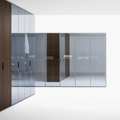 Armadio Freedhome con ante battenti in vetro e legno di Caccaro
