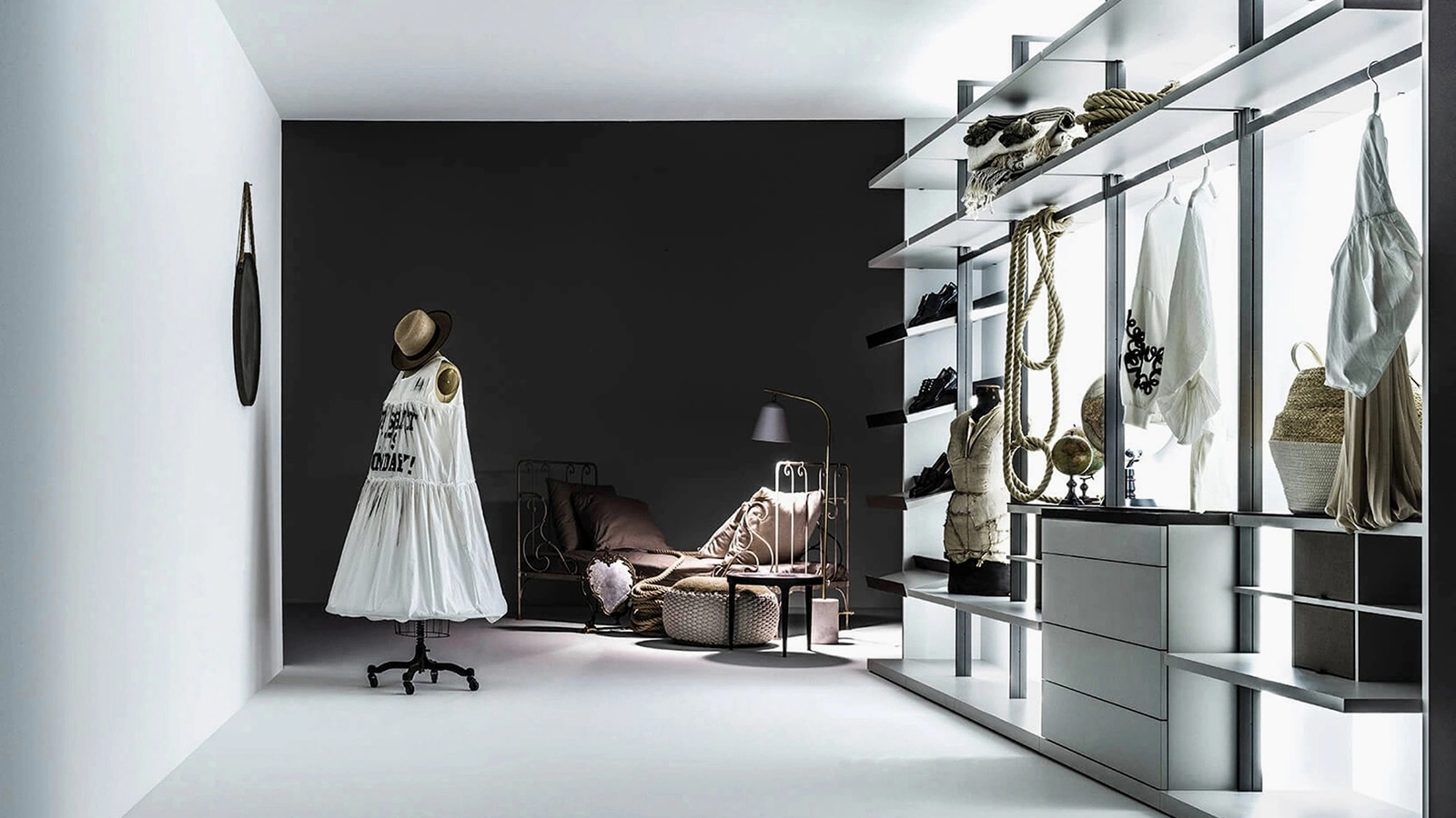 Cabina Armadio a Vista Freedhome in laccato bianco opaco sorretta da montanti di Caccaro