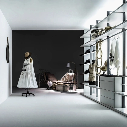 Cabina Armadio a Vista Freedhome in laccato bianco opaco sorretta da montanti di Caccaro