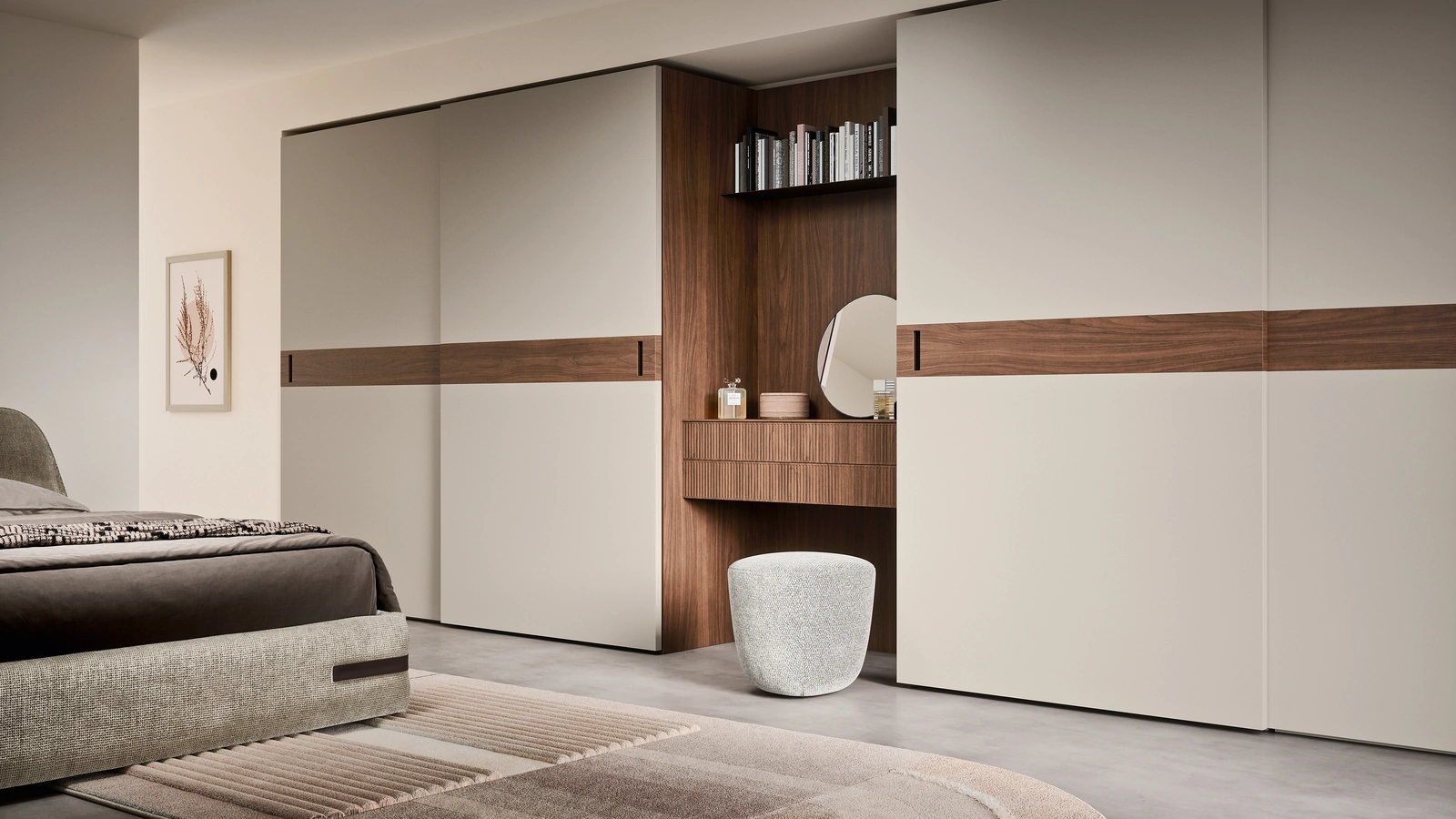 Armadio Class con anta scorrevole in laccato opaco con inserto e vano toeletta in legno di Novamobili