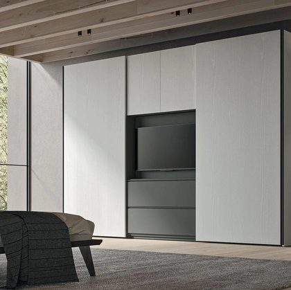 Armadio con ante scorrevoli e vano TV Comp 398 di Mobilgam