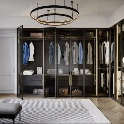 Armadio angolare con ante battenti in vetro Perry di Novamobili