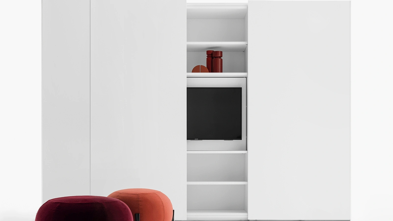 Armadio Freedhome ad ante scorrevoli in laccato bianco opaco con porta TV apribile di Caccaro