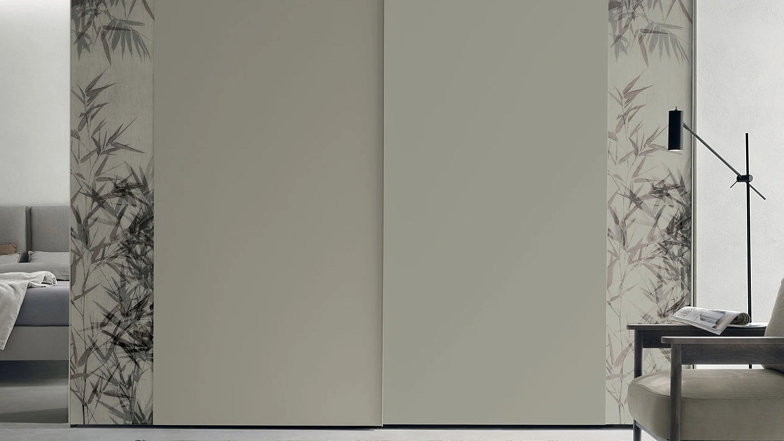 Armadio con ante scorrevoli Strip in laccato con fasce in vetro di Tomasella