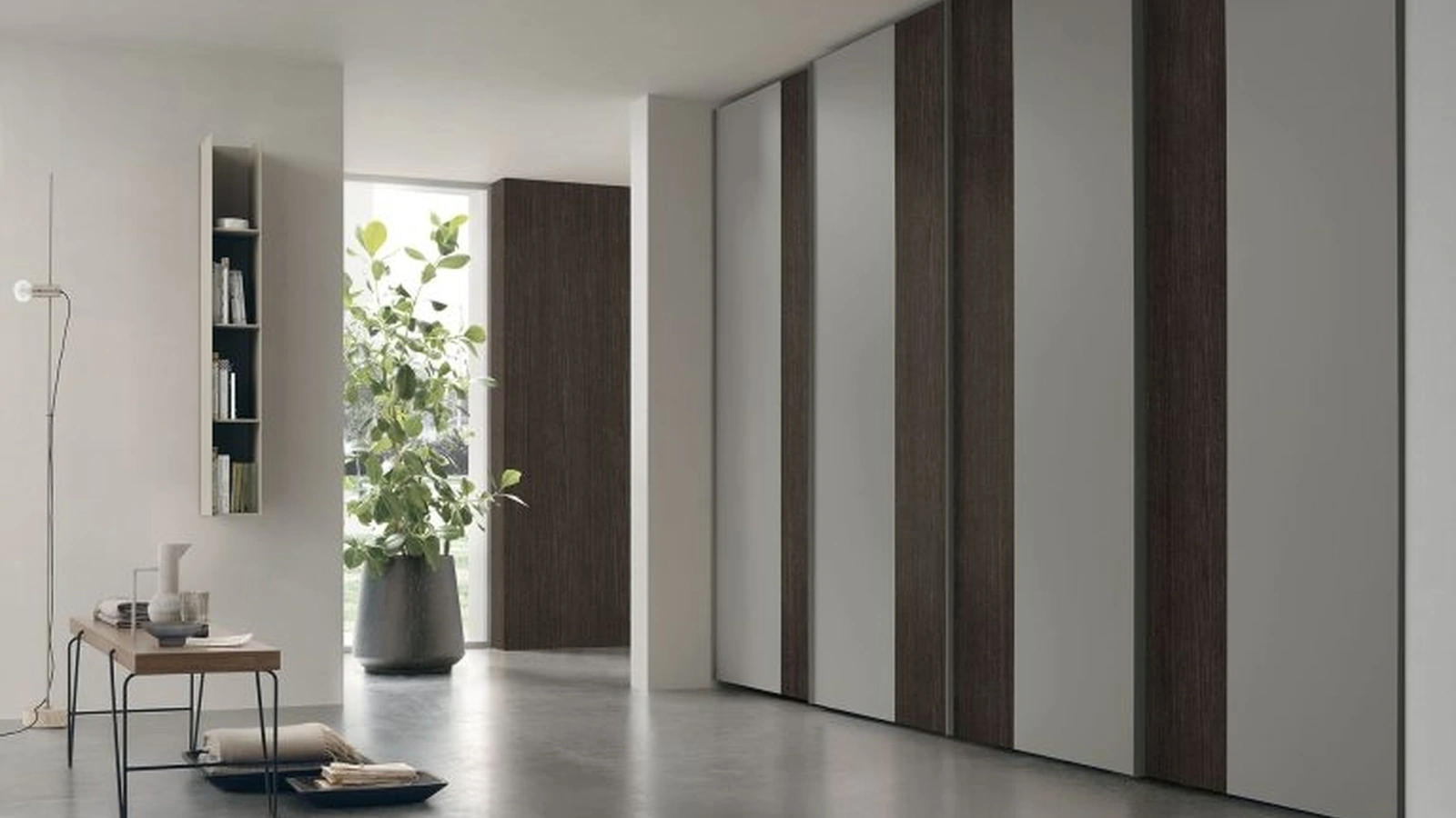 Armadio con ante scorrevoli Strip in laccato con fasce in materico rovere di Tomasella