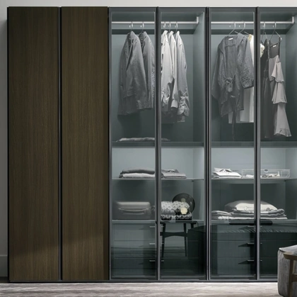 Armadio Metropolis in materico rovere termocotto con ante in materico rovere termocotto e vetro fumé 363 di Tomasella