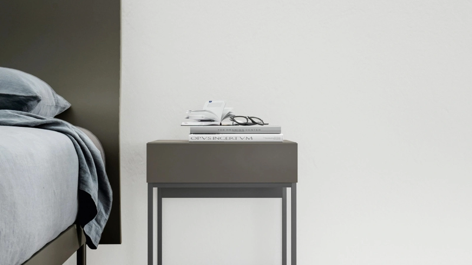 Comodino Filnox con base in metallo di Caccaro