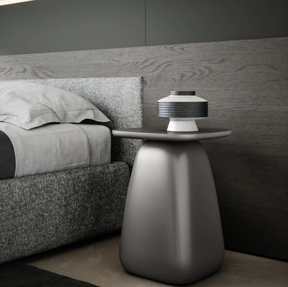 Comodino Cliff in poliuretano laccato di Novamobili