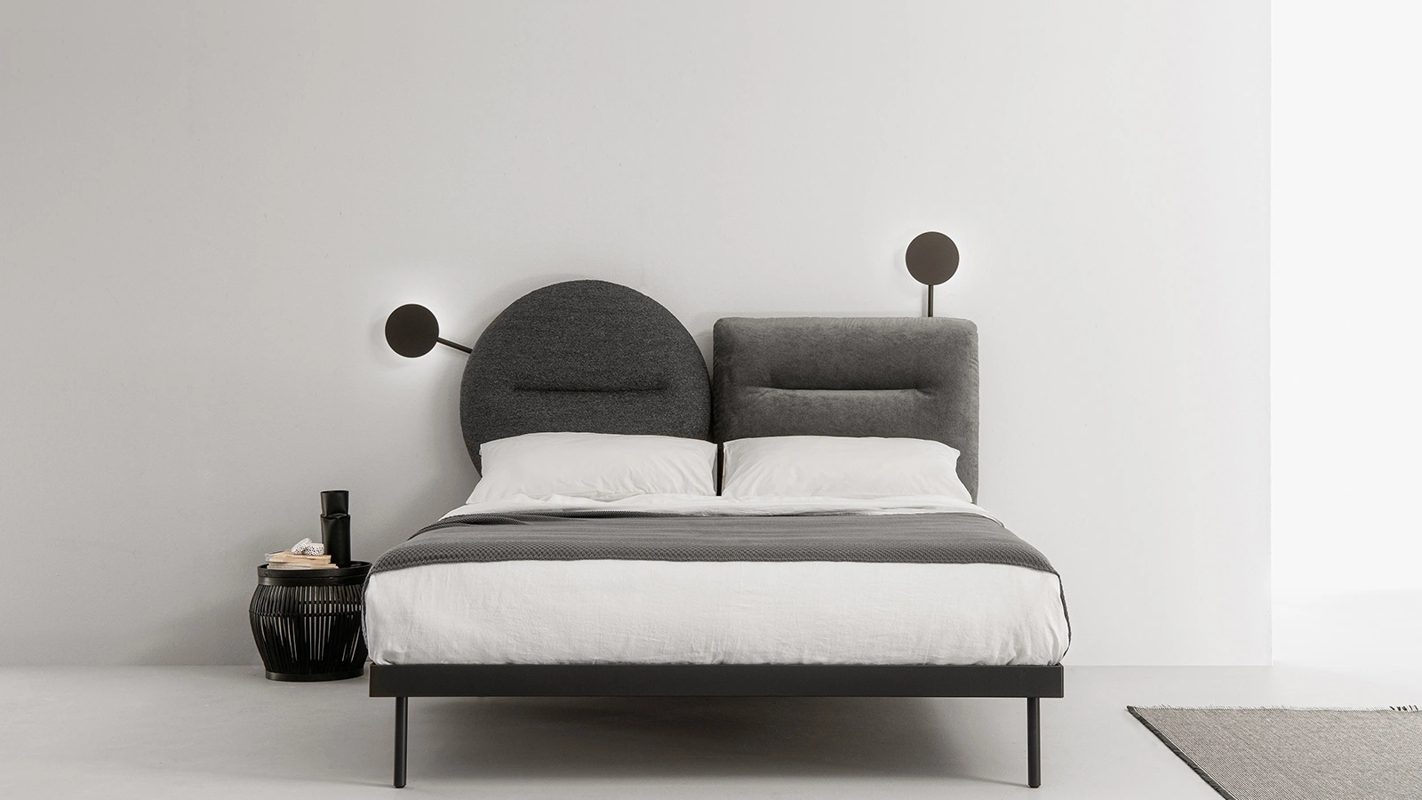 Letto con testiera in tessuto che si scompone in due forme da abbinare a piacere Bishape di Caccaro