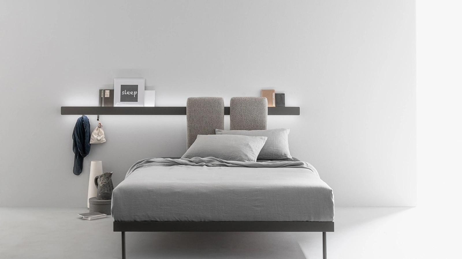 Letto in metallo con pannelli scorrevoli, imbottiti e removibili da agganciare alla barra fissata alla parete Groove Run di Caccaro