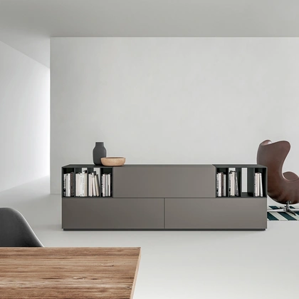 Madia bifacciale con vani libreria in laccato opaco di Caccaro