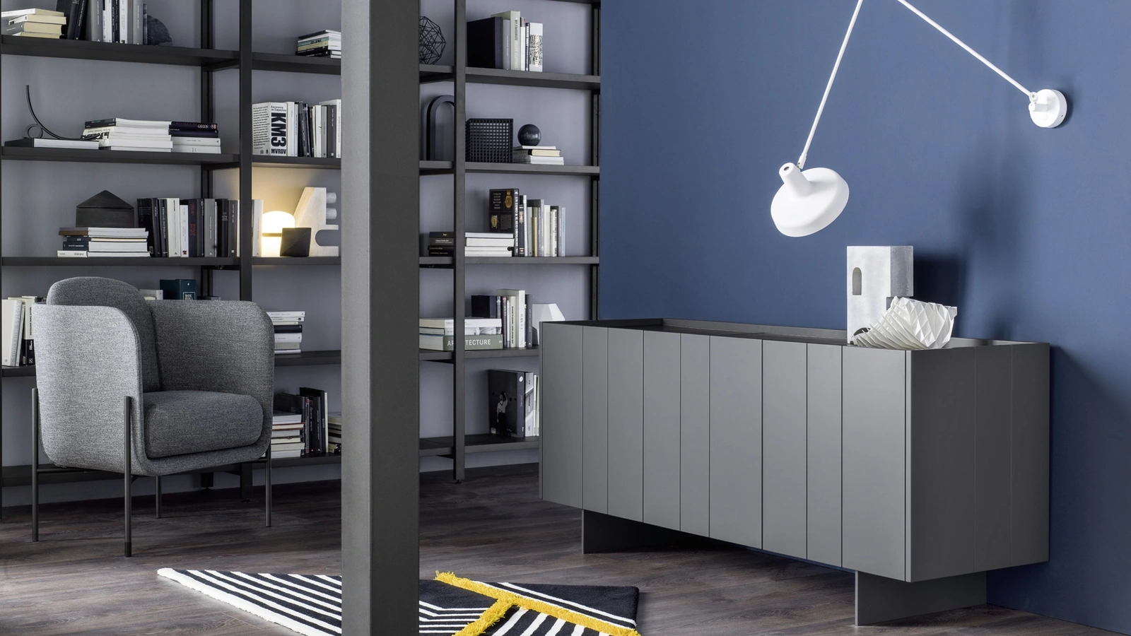 Madia Stripe in laccato grigio opaco di Novamobili