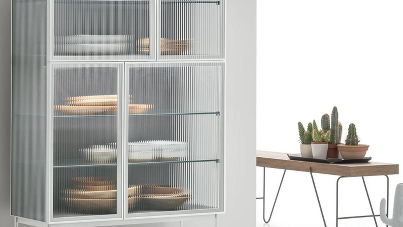 Madia Alta Nina in vetro canneté e metallo bianco gesso di Tomasella