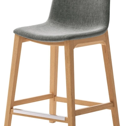 Sgabello Alessia in tessuto con struttura in frassino di Veneta Cucine