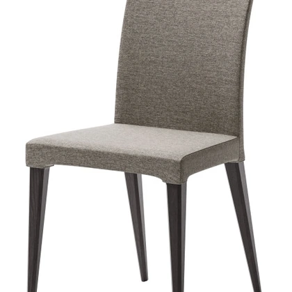 Sedia Anna in tessuto imbottito con struttura in legno di Veneta Cucine