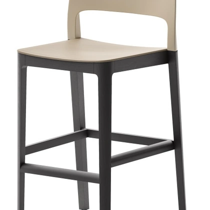 Sgabello Atelier in polipropilene con struttura in legno di Veneta Cucine