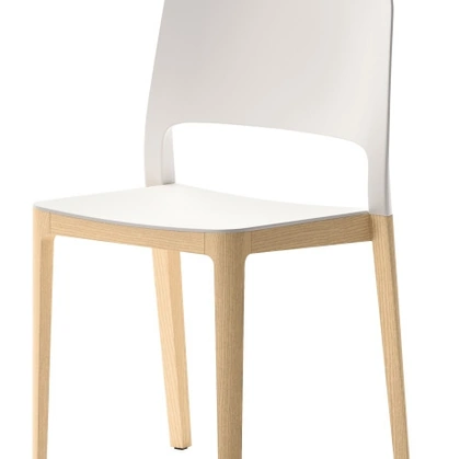 Sedia impilabile Atelier in polipropilene con struttura in legno di Veneta Cucine