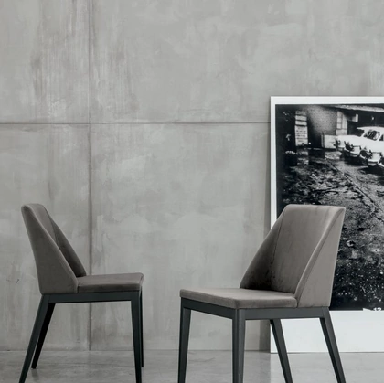 Sedia Atlas in tessuto con struttura in laccato poro aperto antracite di Tomasella