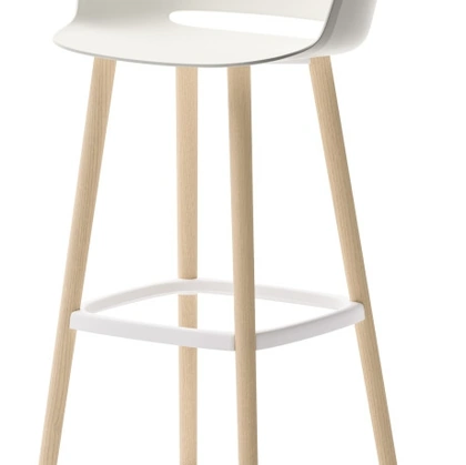 Sgabello Babila in tecnopolimero con struttura in legno di Veneta Cucine