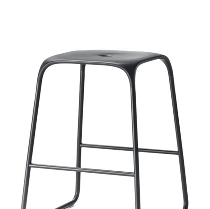 Sgabello Bobo con seduta in polipropilene e struttura in metallo di Veneta Cucine