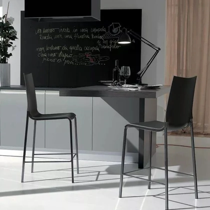 Sgabello Eva con struttura in acciaio laccato e scocca in polipropilene di Bontempi