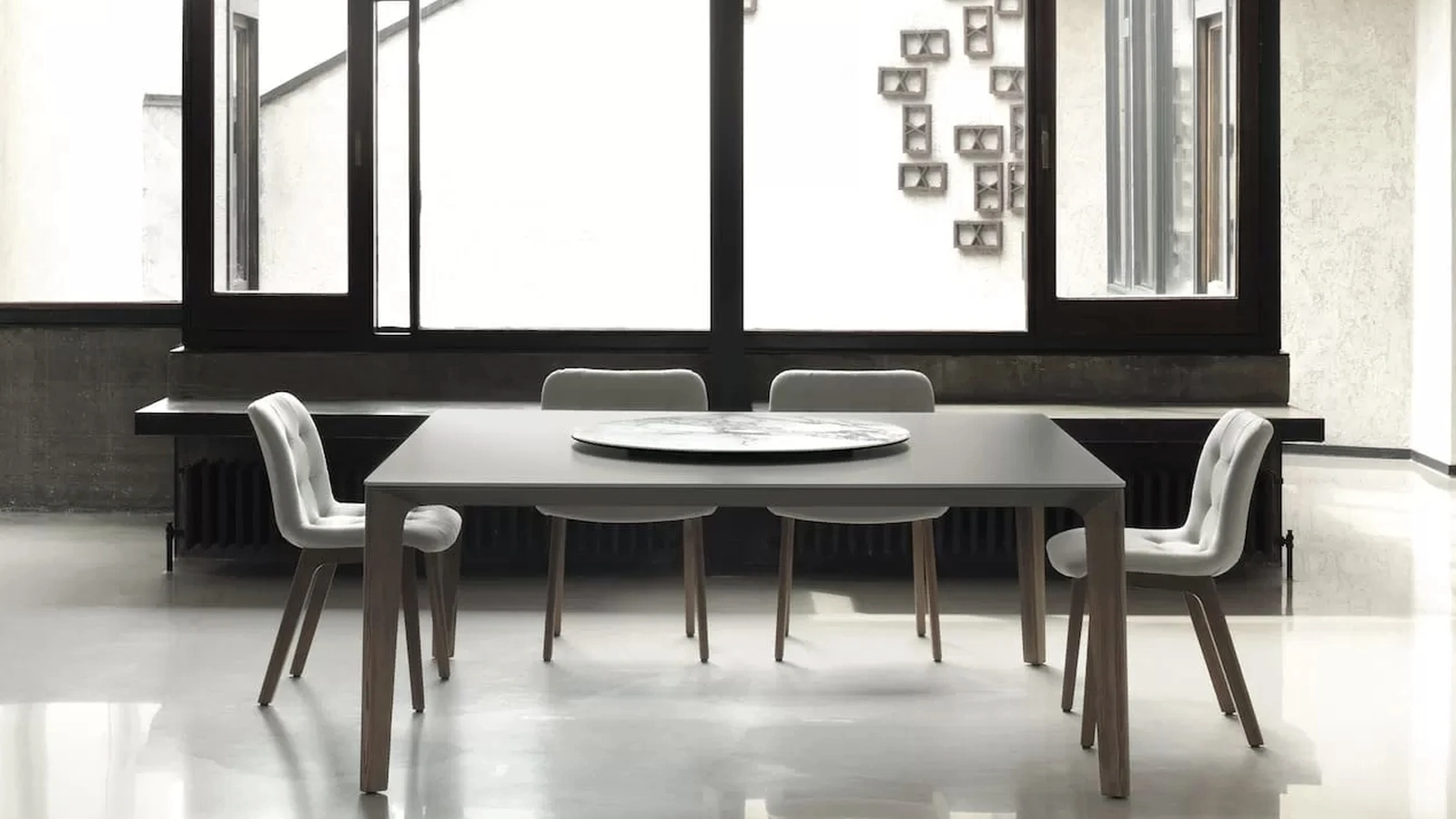 Sedia Kuga in tessuto imbottito e trapuntato con base in legno di Bontempi