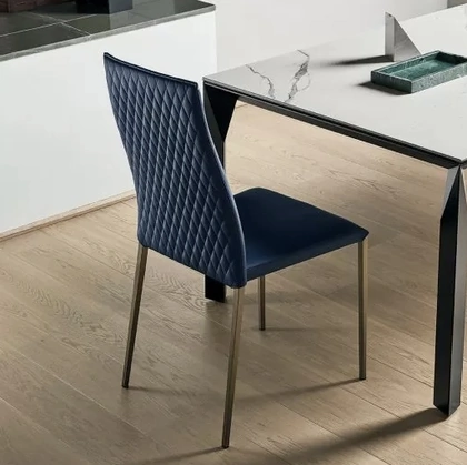 Sedia Tai in pelle trapuntata di Bontempi