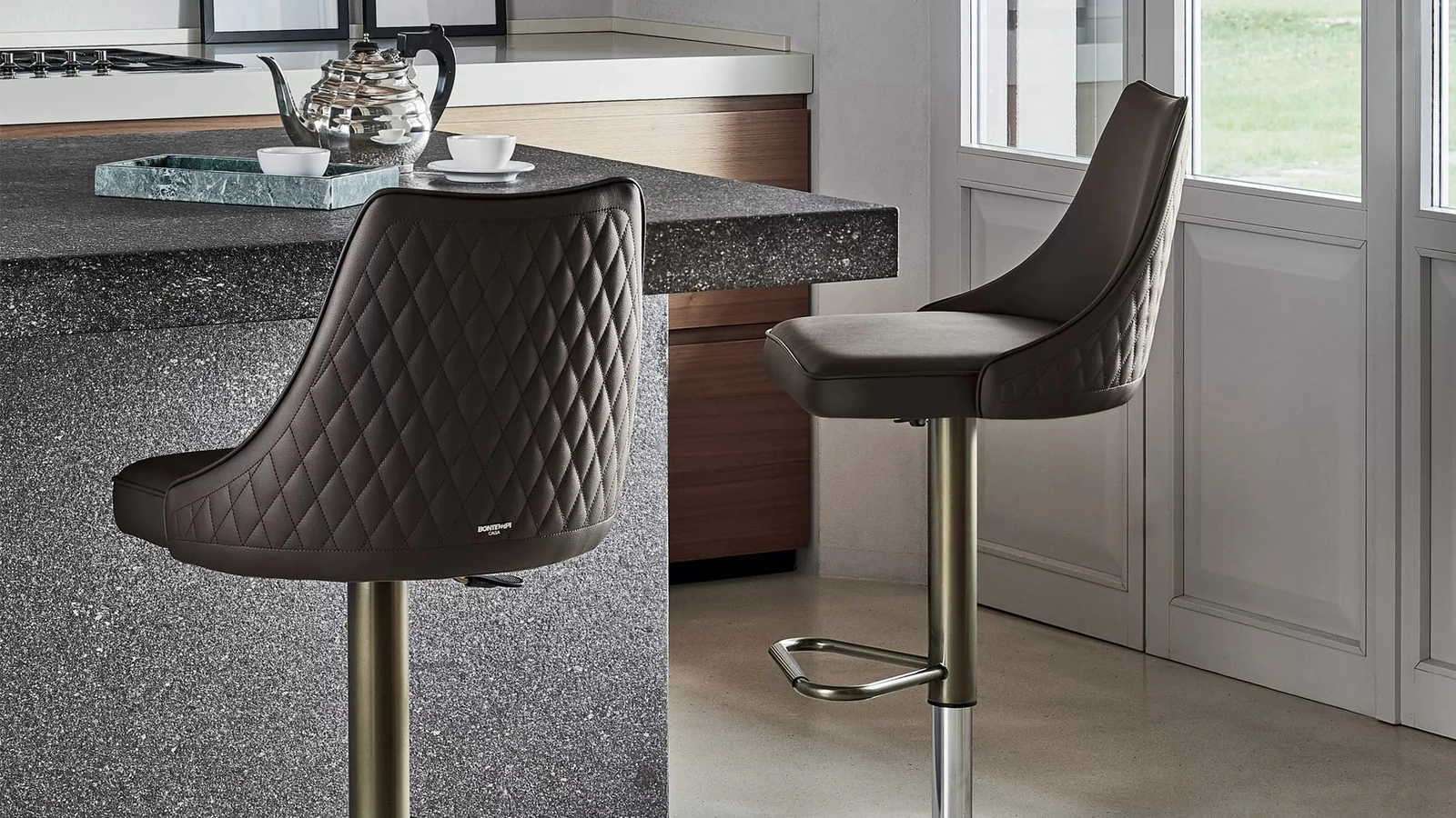 Sgabello girevole e regolabile in altezza Clara con scocca rivestita in ecopelle trapuntata e imbottita di Bontempi