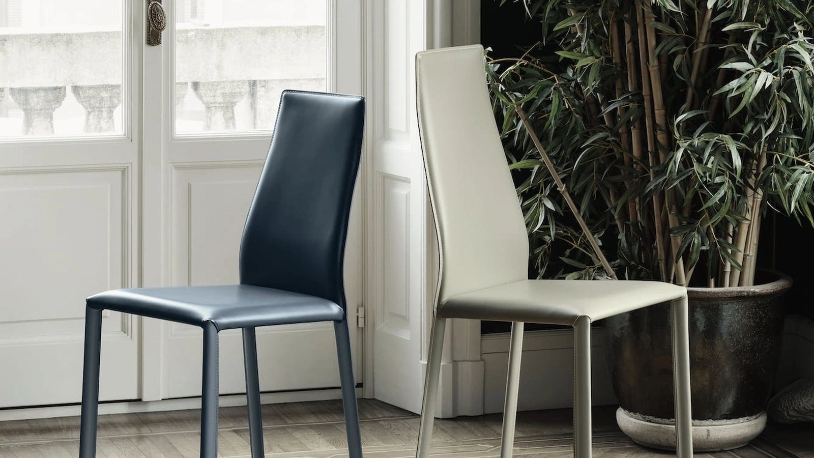 Sedia Dalila completamente rivestita in cuoio di Bontempi