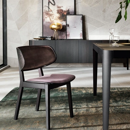 Sedia Gisele in tessuto e legno massello di Riflessi