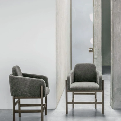 Sedia Hood in tessuto imbottito con struttura in legno rovere moka di Tomasella