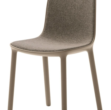 Sedia Hug con scocca in tessuto e struttura in polipropilene di Veneta Cucine